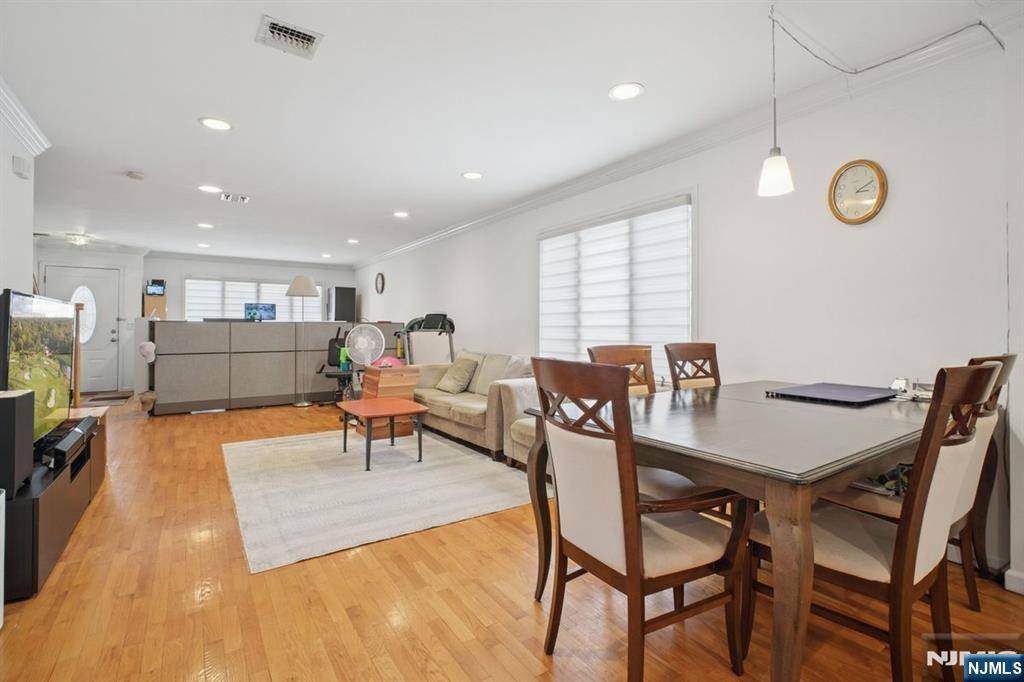 Palisades Park, NJ 07650,316 Columbia AVE #A