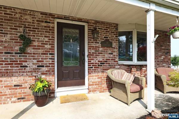 East Rutherford, NJ 07073,14 Swan CT