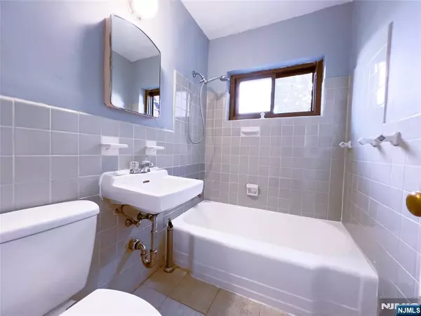 Fort Lee, NJ 07024,3020 Edwin AVE #4D