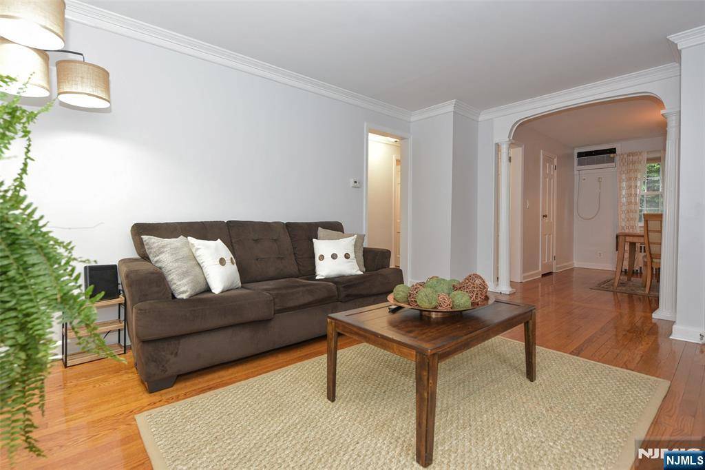 Ridgewood, NJ 07450,408 Eton CT