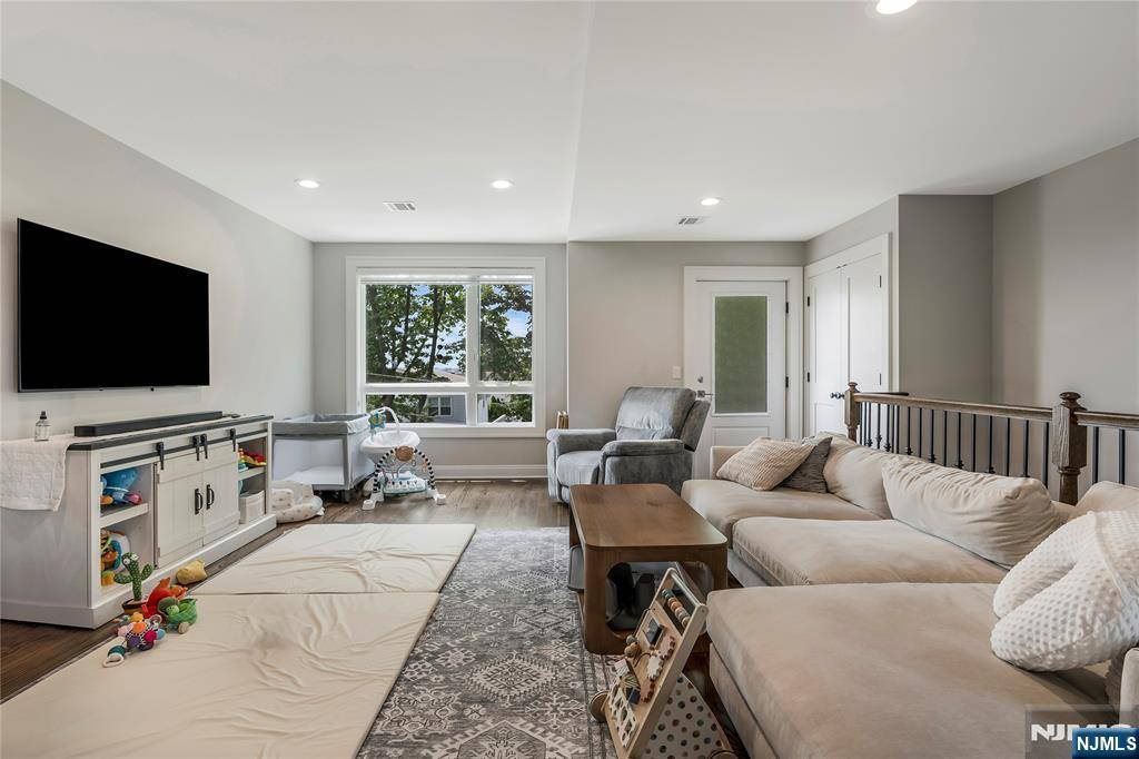 Ridgefield, NJ 07657,499 Sunset TER #B