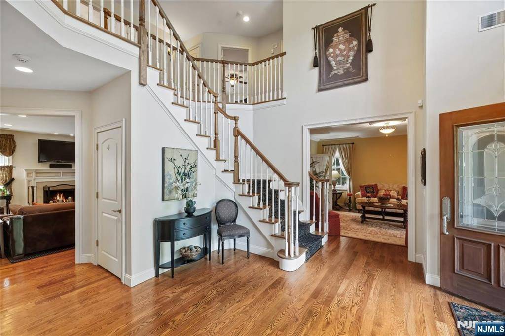 Mahwah, NJ 07430,2 Woodcrest CT