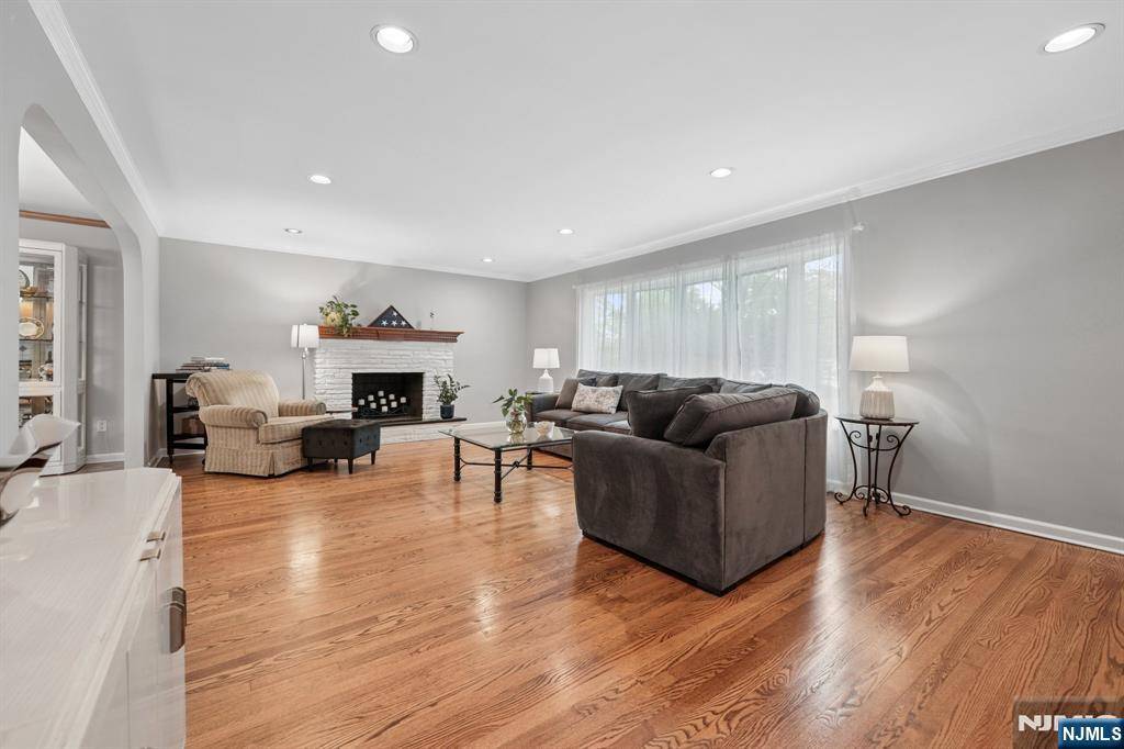 Livingston, NJ 07039,13 Stonewall DR