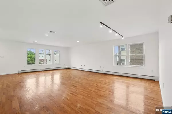 Cliffside Park, NJ 07010,220 Cliff ST #A