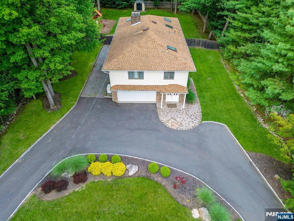 81 Locust LN, Upper Saddle River, NJ 07458