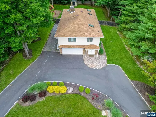81 Locust LN, Upper Saddle River, NJ 07458