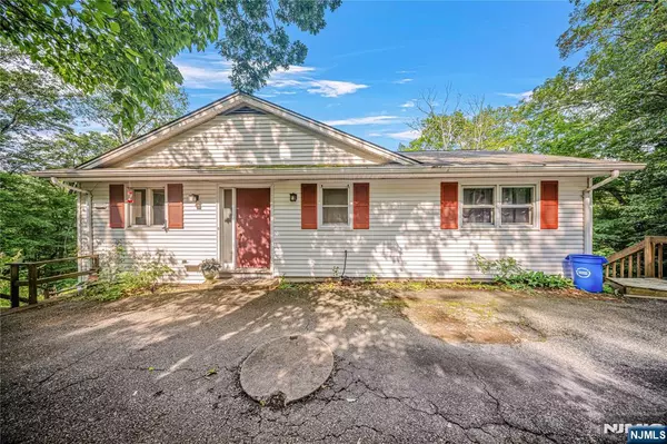 16 Sunset TRL, Rockaway Township, NJ 07866