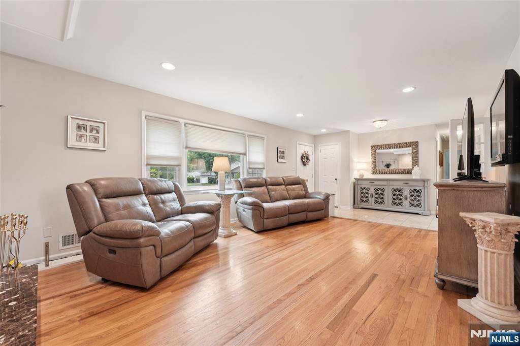 Midland Park, NJ 07432,7 Meadow CT