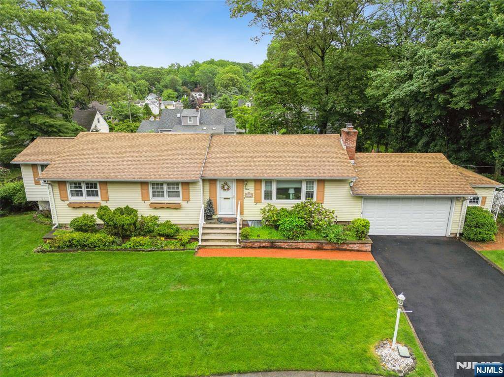 7 Meadow CT, Midland Park, NJ 07432