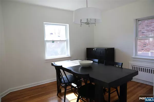 Fort Lee, NJ 07024,212 Mohegan WAY