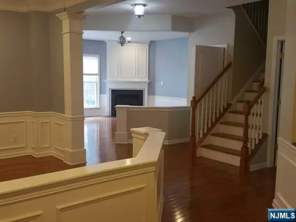 Paramus, NJ 07652,12 Thistle DR