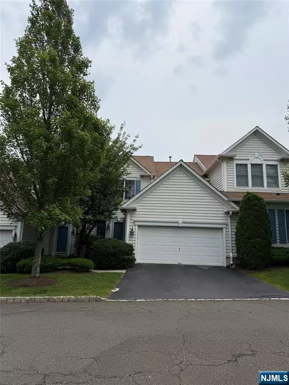 Paramus, NJ 07652,12 Thistle DR