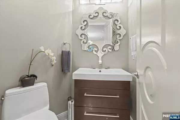 Secaucus, NJ 07094,498 Teal PLZ