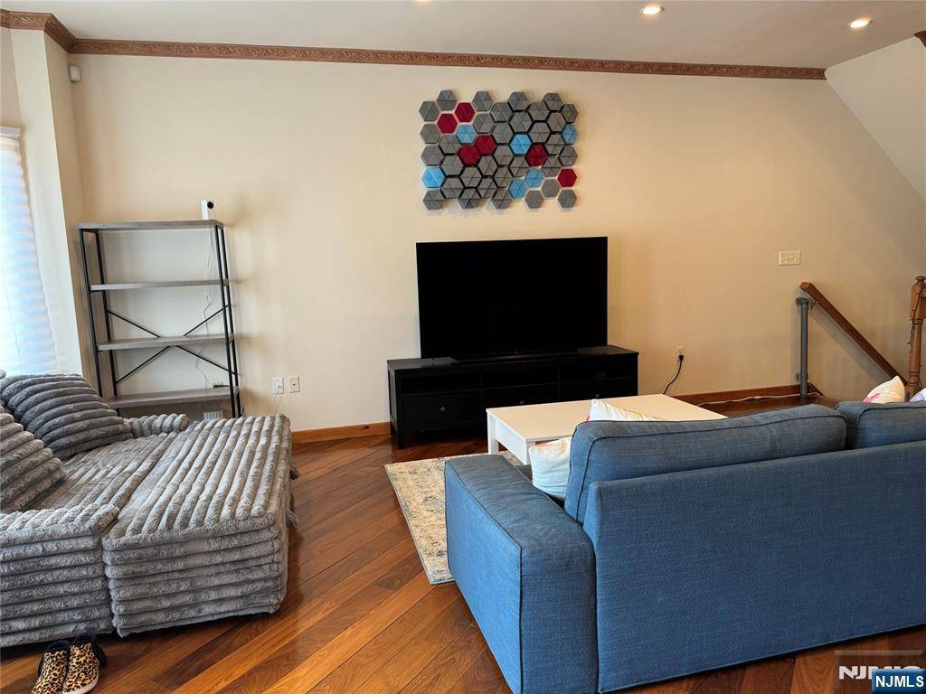 Palisades Park, NJ 07650,141 E Edsall