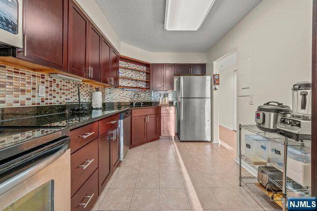 Edgewater, NJ 07020,1055 River RD #901