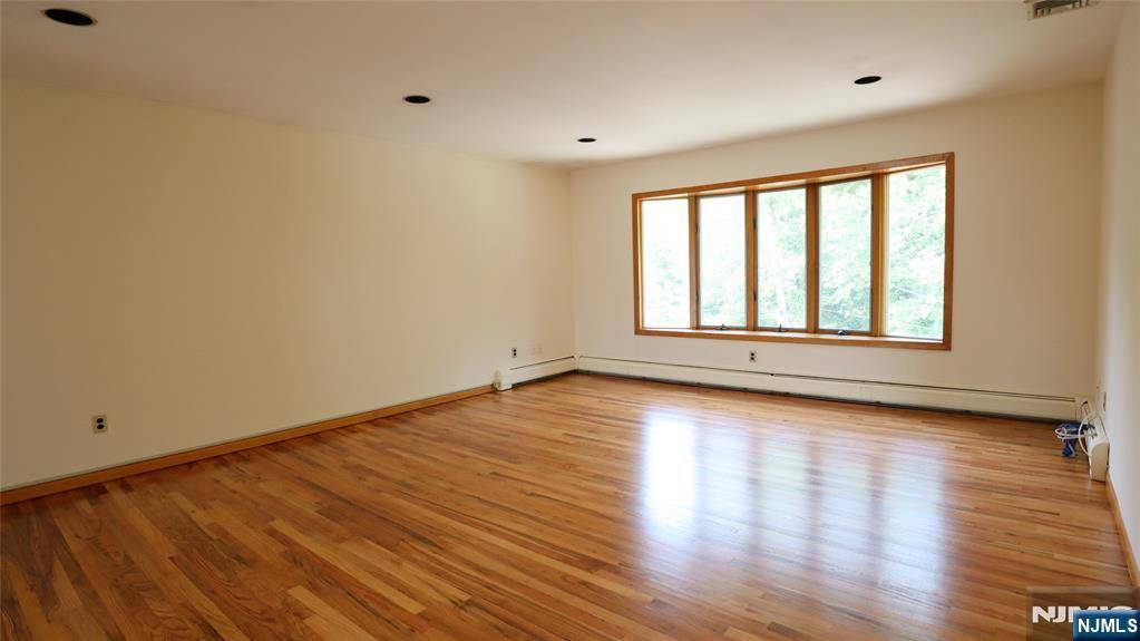 Fort Lee, NJ 07024,206 New York AVE #2