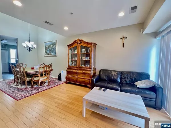 Harrison, NJ 07029,200 Dey ST #283