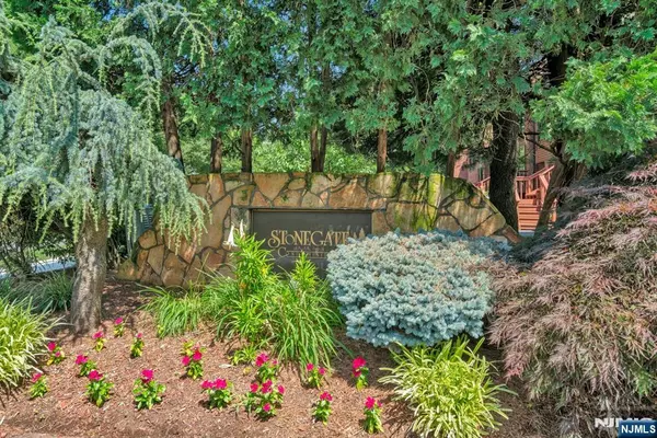 20 Sherry LN #20, Saddle Brook, NJ 07663