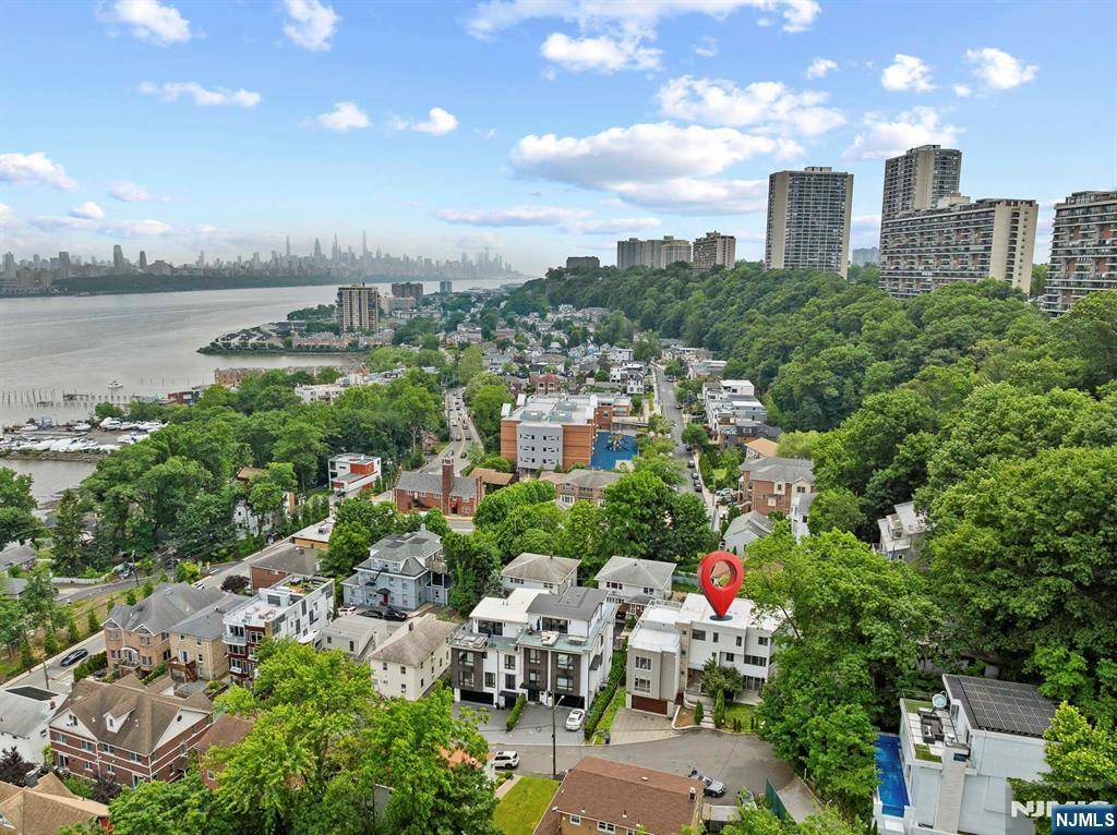 24 Casta LN, Edgewater, NJ 07020