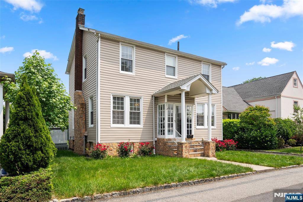 3 Drury LN, Fort Lee, NJ 07024