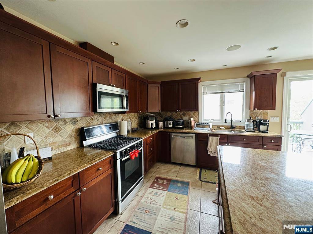 Palisades Park, NJ 07650,415 A 3rd ST