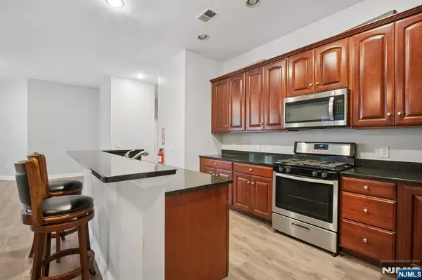 North Bergen, NJ 07047,7400 River RD #111