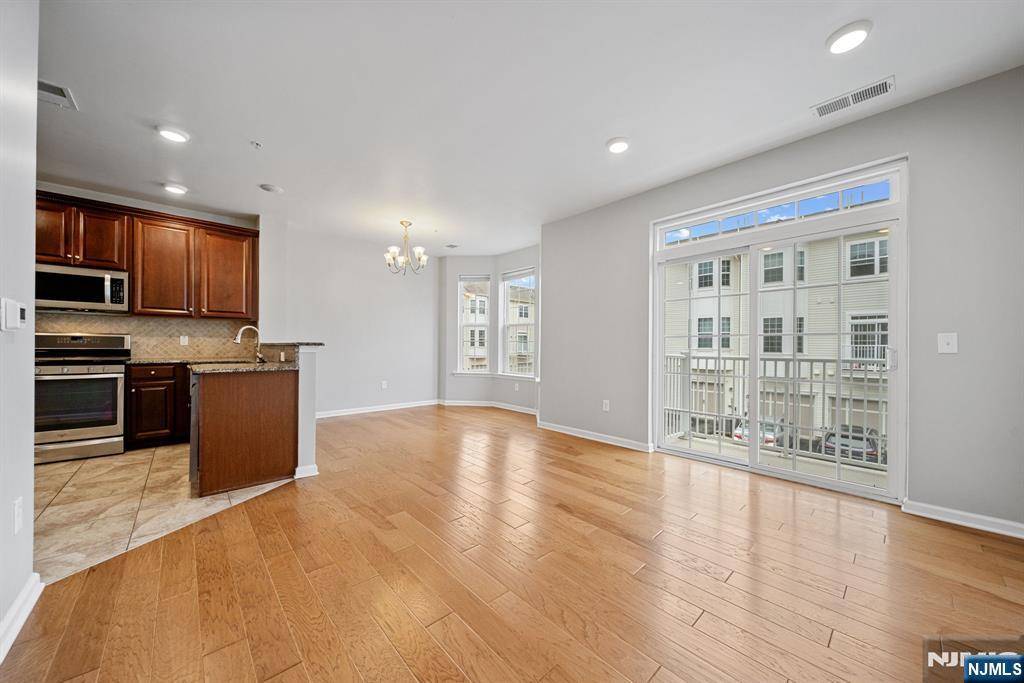 Wood Ridge, NJ 07075,119 Eisenhower LN #2104