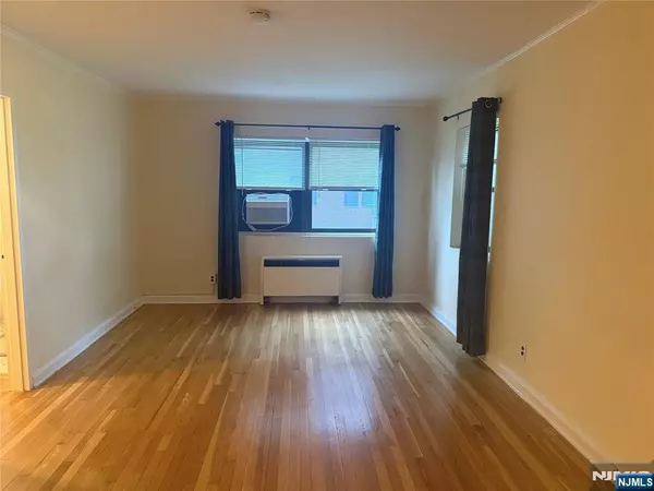 Fort Lee, NJ 07024,3030 Edwin AVE #2J