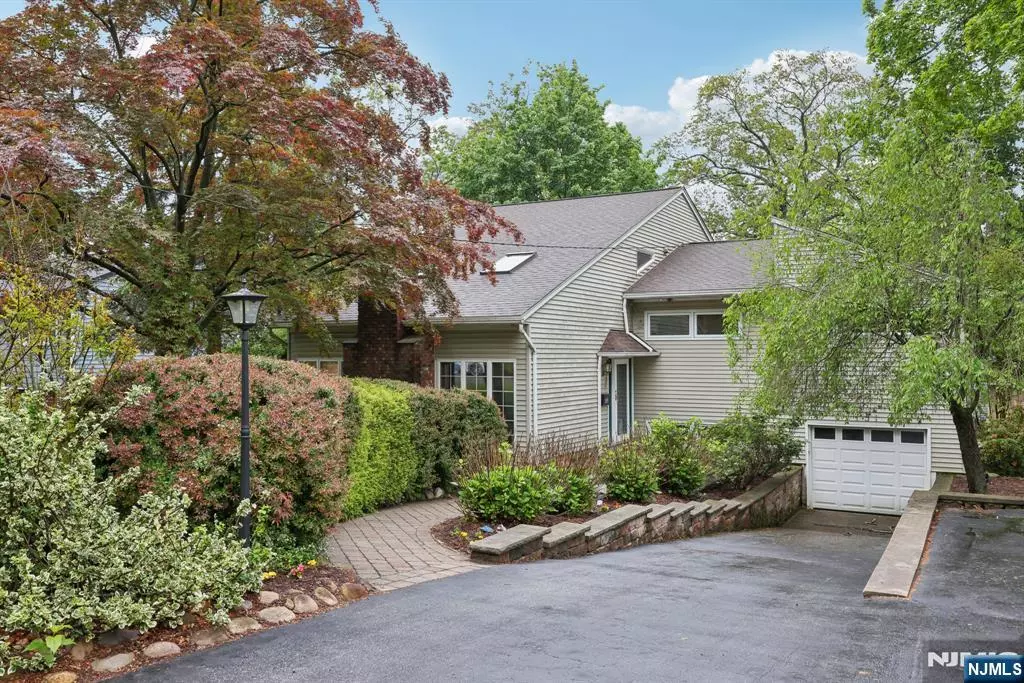 Midland Park, NJ 07432,151 Busteed DR