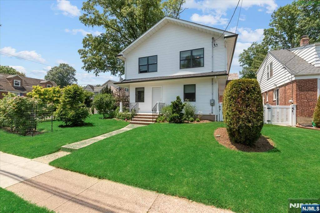 Bergenfield, NJ 07621,21 Briarcliffe RD