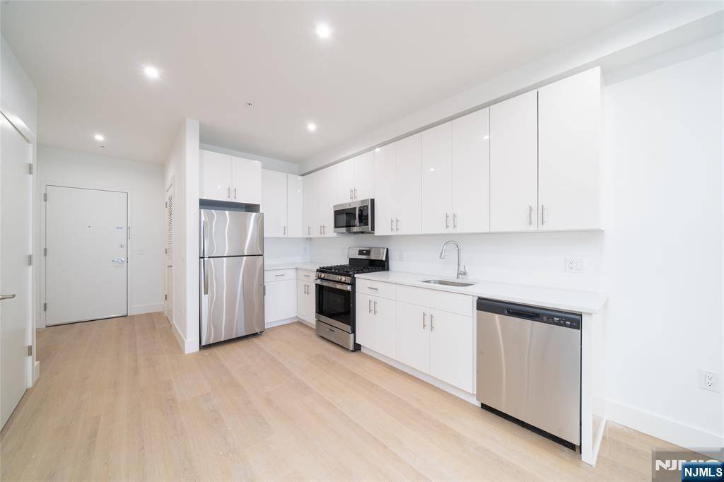 North Bergen, NJ 07047,3309 Liberty AVE #402