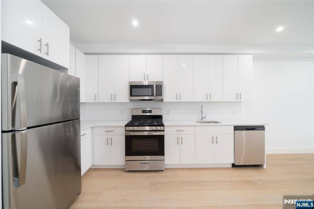 North Bergen, NJ 07047,3309 Liberty AVE #402