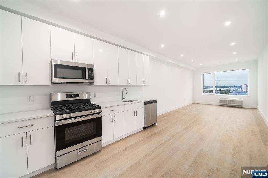 North Bergen, NJ 07047,3309 Liberty AVE #402