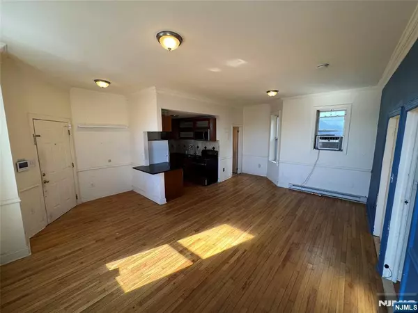 Jersey City, NJ 07304,372 Communipaw AVE #4