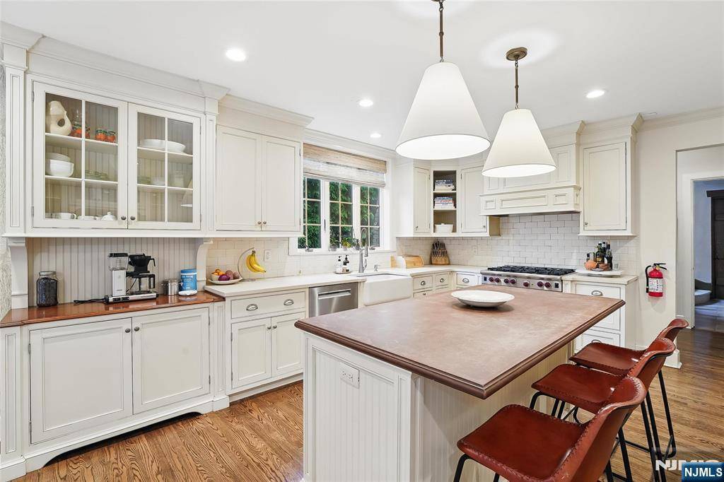 Montclair, NJ 07042,15 Wayside PL