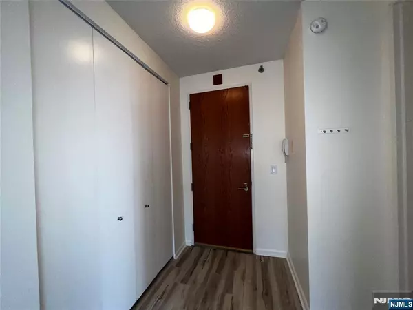 Cliffside Park, NJ 07010,100 Carlyle DR #16C(S)