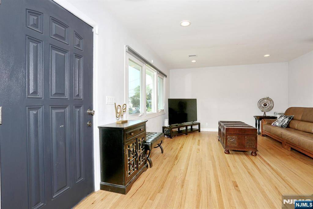 Dumont, NJ 07628,8 Cedar RD