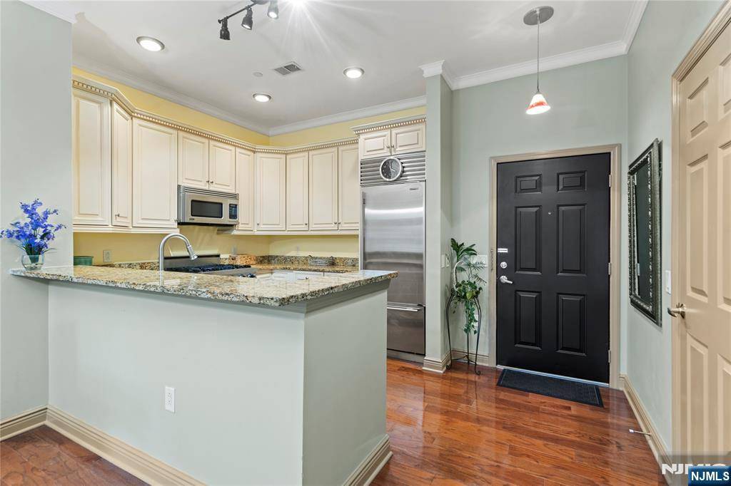 North Bergen, NJ 07047,7400 River RD #120