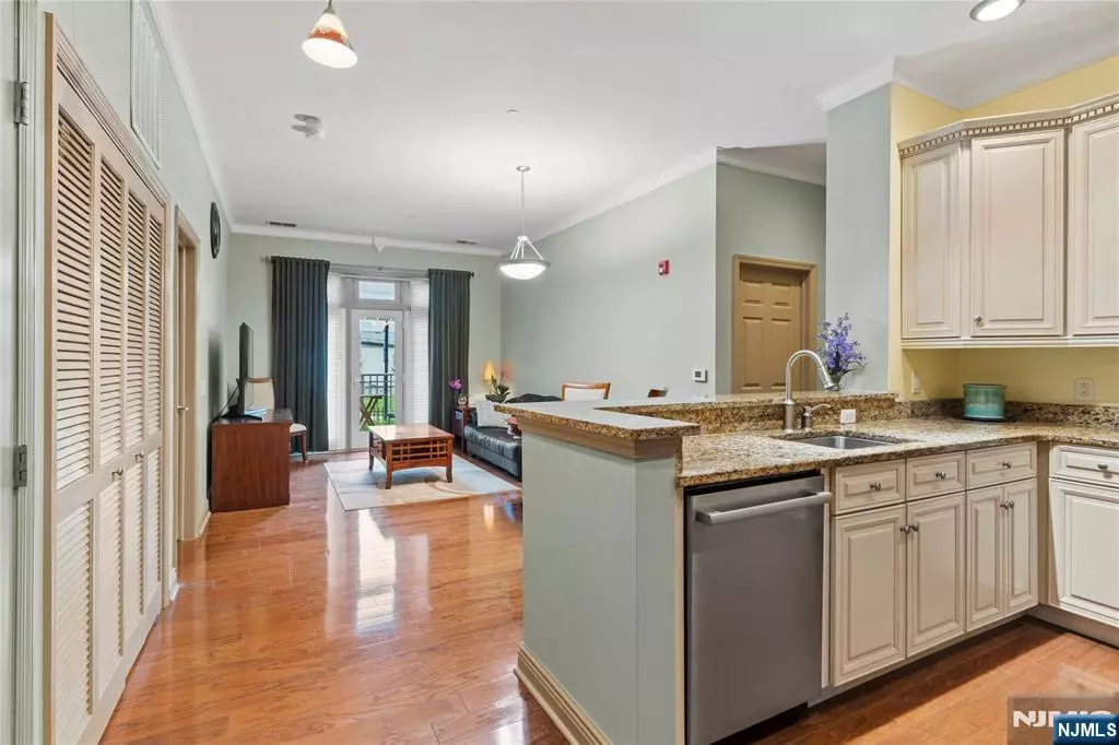 North Bergen, NJ 07047,7400 River RD #120