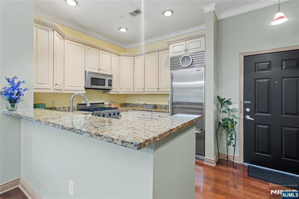 North Bergen, NJ 07047,7400 River RD #120