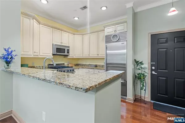 North Bergen, NJ 07047,7400 River RD #120