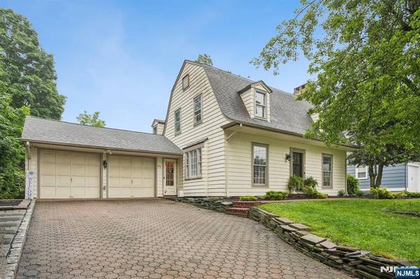 64 McKinley AVE,  West Caldwell,  NJ 07006
