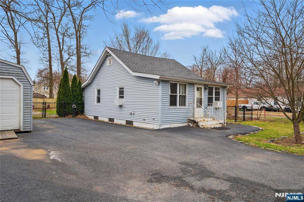 13 Madelyn AVE, West Milford, NJ 07480