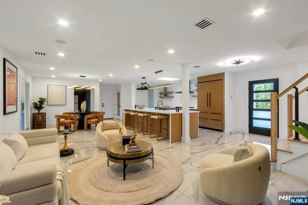 Upper Saddle River, NJ 07458,14 Rambling Brook RD
