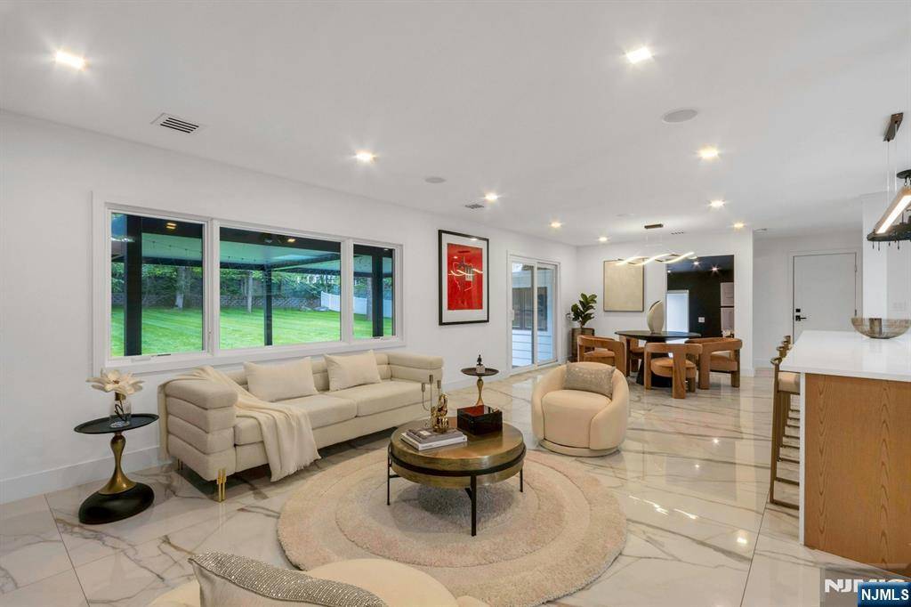 Upper Saddle River, NJ 07458,14 Rambling Brook RD
