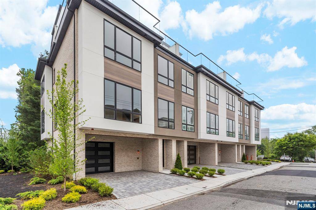 Fort Lee, NJ 07024,2286 7th AVE