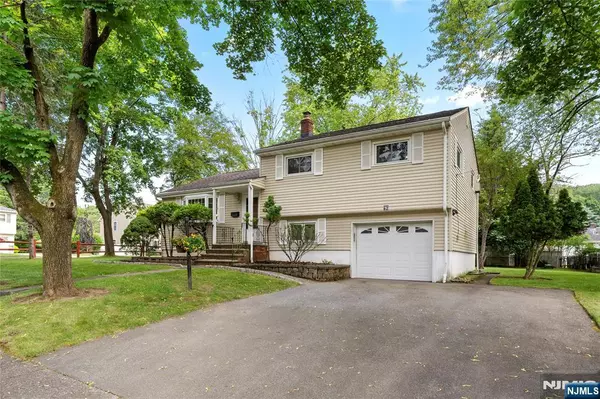 Closter, NJ 07624,62 Asmus RD