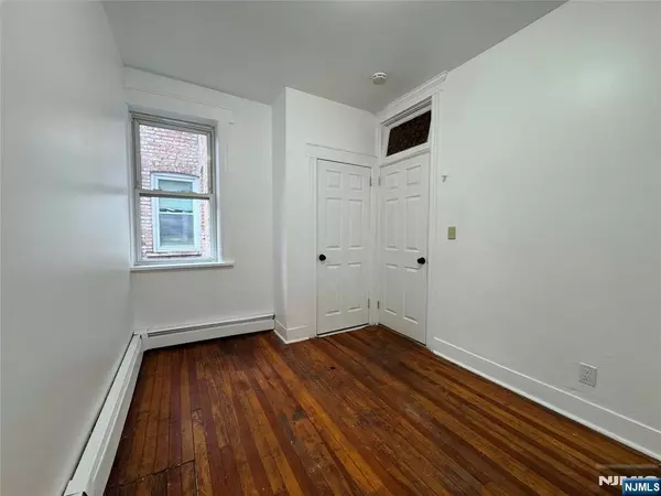 Garfield, NJ 07026,253 Palisade AVE #3