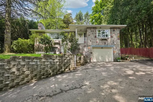 8 Sophia ST, Bloomingdale, NJ 07403