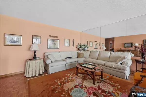 Fort Lee, NJ 07024,6 Horizon RD #903